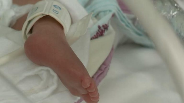 O femeie a născut acasă ajutată de un băiat de 10 ani, apoi a încercat să-și omoare bebelușul