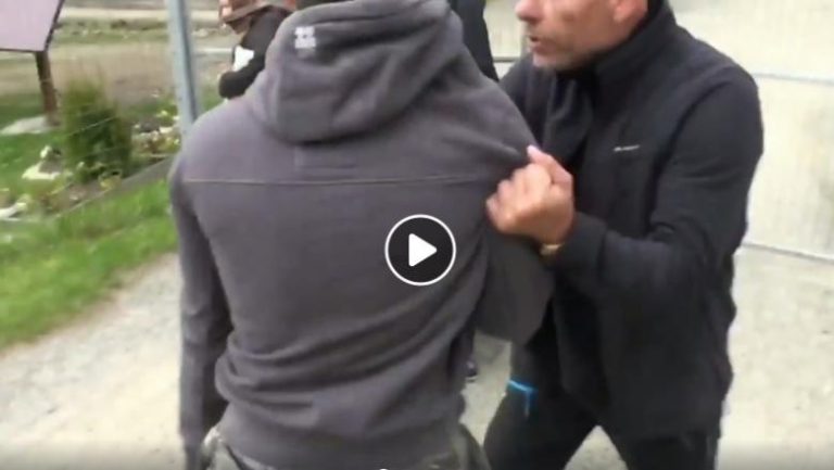 Scandal la o mănăstire din vestul țării. Doi bărbați, agresați de enoriași după ce au filmat o slujbă care se desfășura înăuntru VIDEO