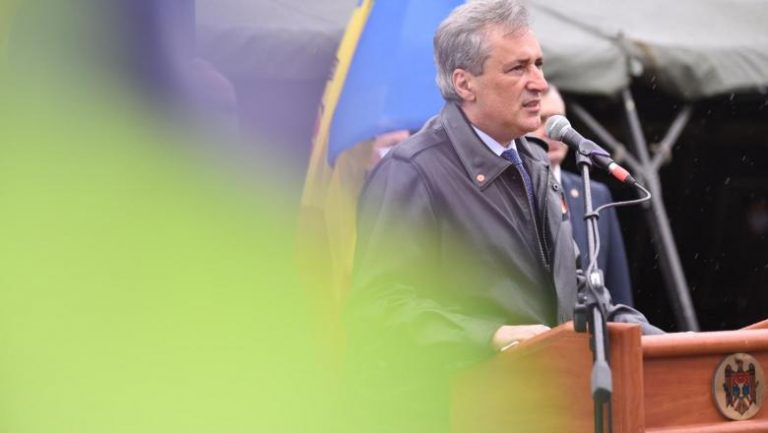 “Ministrul Top Gun”. Marcel Vela, ironizat în Parlament din cauza gecii de piele chiar și de colegii de partid