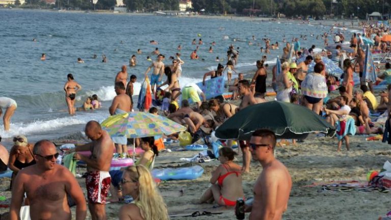 Plaje luate cu asalt de mii de turiști! Oamenii au renunțat, complet, la teama produsă de Covid-19