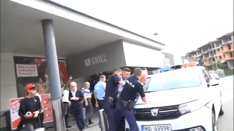 Un bărbat, încătușat, după ce a refuzat să i se ia temperatura la intrarea într-un hypermarket VIDEO