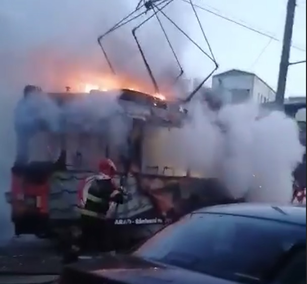 Un tramvai a luat foc în trafic, în Arad. Garnitura se afla în circulație de 30 de ani