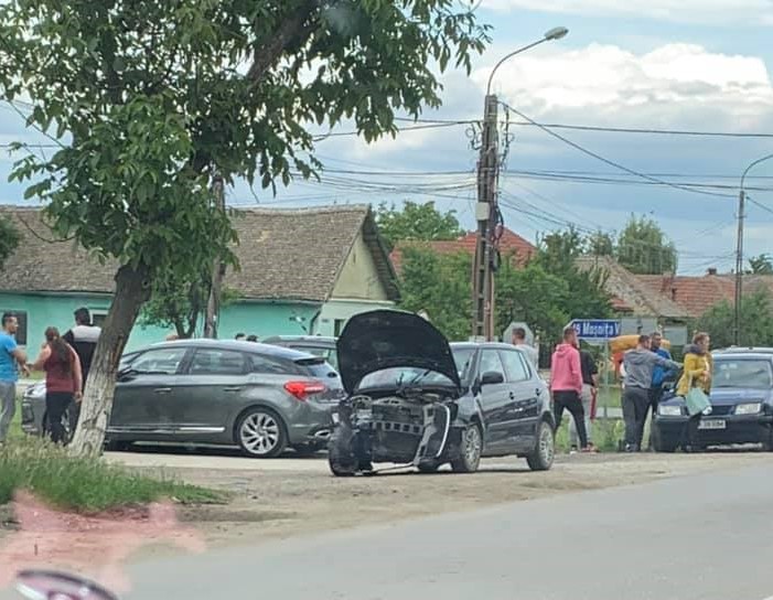 Grav accident de circulație: șapte persoane implicate, între care și un copil de patru ani
