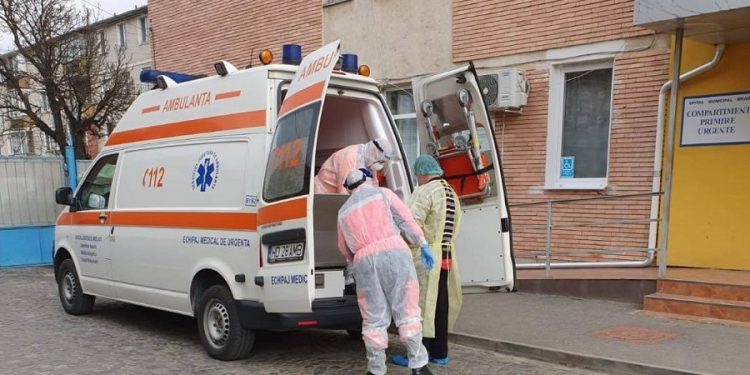 O asistentă de ambulanţă din Arad a decedat din cauza COVID-19. Alţi nouă angajaţi ai SAJ sunt infectaţi