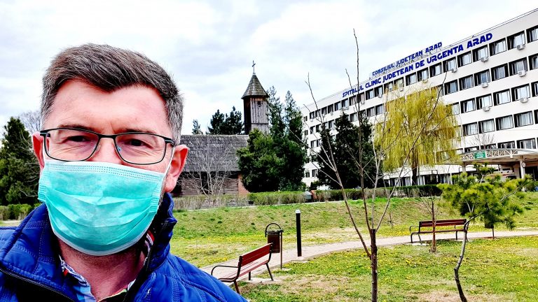 Un arădean mărturiseşte că resimte efectele medicamentaţiei împotriva COVID-19
