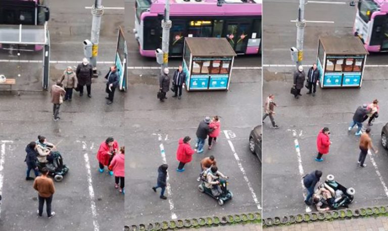 Imagini scandaloase: femeie cu dizabilități, răsturnată în mijlocul străzii de un tânăr nervos VIDEO