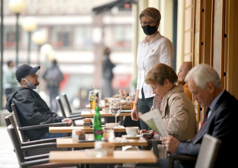 Reguli dure pentru consumatorii care aleg să socializeze pe terasele restaurantelor și barurilor