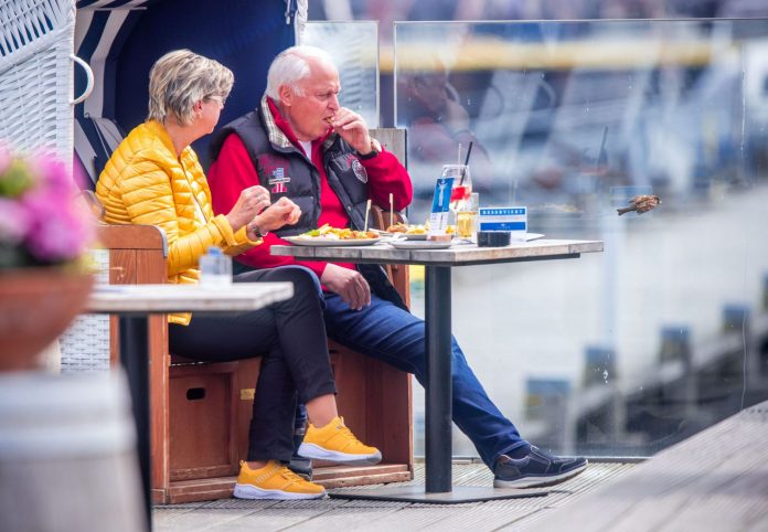 doi-oameni-care-iau-masa-in-oras-scaled