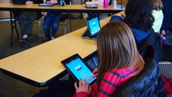 elevi-tableta-scoala