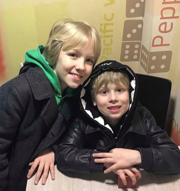 Moarte cumplită pentru doi frați de 7 și 10 ani. Au căzut de la geam, jucându-se de-a Spiderman