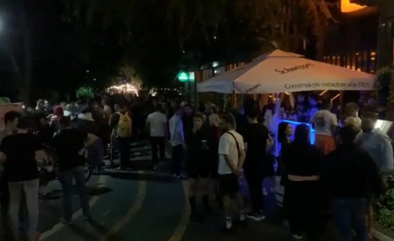 Iresponsabilitate la maximum. Petrecere în parc: mai mulți tineri dansează, pe muzică dată tare VIDEO