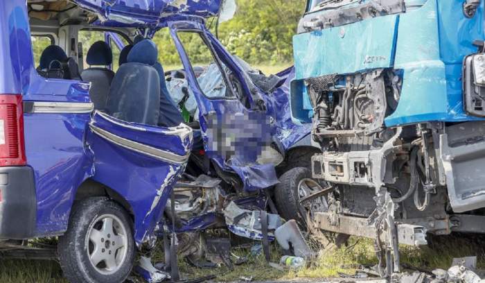 Un român mort, alți 4 răniți, într-un microbuz distrus de un camion, în Ungaria. Cinci morți în total