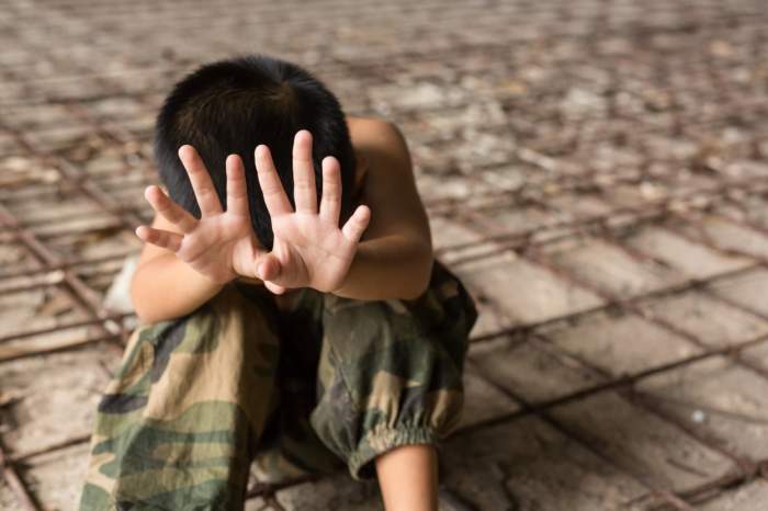 Drama unui copilaș abuzat de doi români, în Italia. Mama îi arunca mâncare pe jos și îl ținea dezbrc