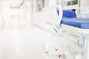 Sinucidere pe patul de spital. O femeie care şi-a tăiat venele, trecută printre morţii de COVID-19