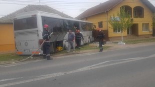 Accident cu mai multe victime în vestul țării: Un autobuz cu 20 de pasageri a lovit o maşină, iar apoi a ricoşat într-o casă