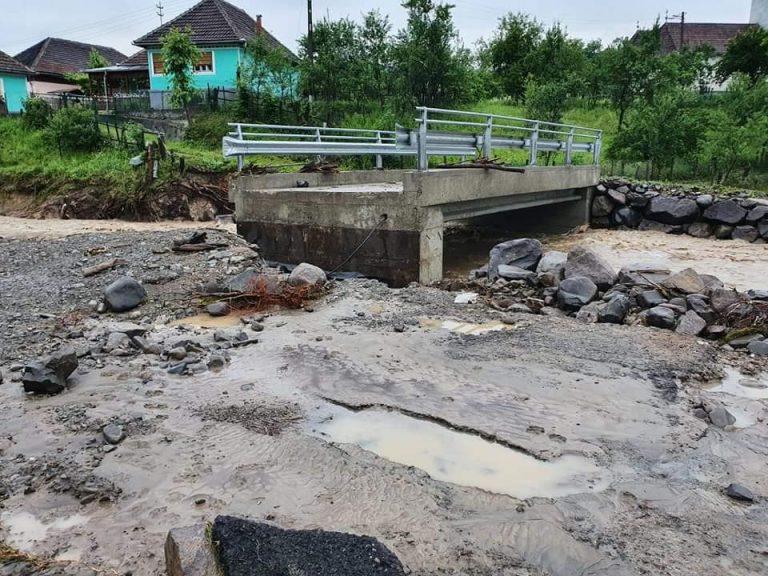 Ploile abundente au făcut ravagii în județul Hunedoara. Aproape 200 de gospodării inundate FOTO-VIDEO
