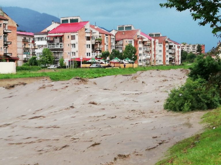 Aproape 400 de oameni au fost evacuaţi din Mina Lupeni, afectată de inundaţii