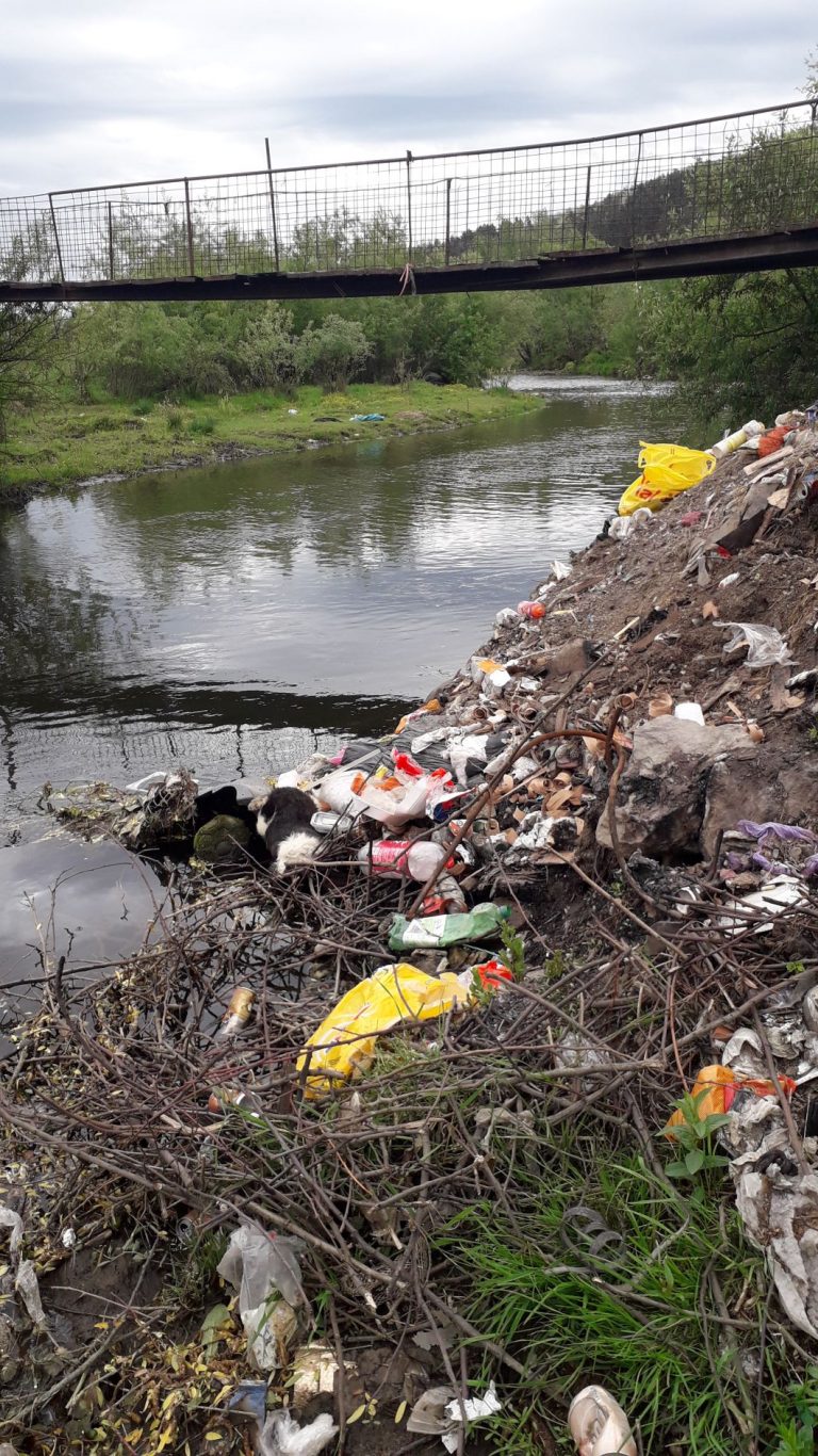 Râurile din Caraș-Severin, ceva mai curate. Cu toate acestea, oamenii continuă să deverseze gunoiul în zonă