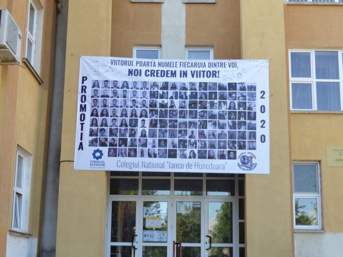 Foto-la-liceu-cu-pozele-elevilor