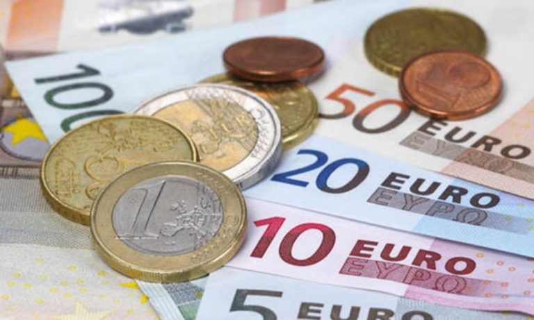 Euro trece de 4,92 lei, pe fondul unei tendințe de depreciere care persistă