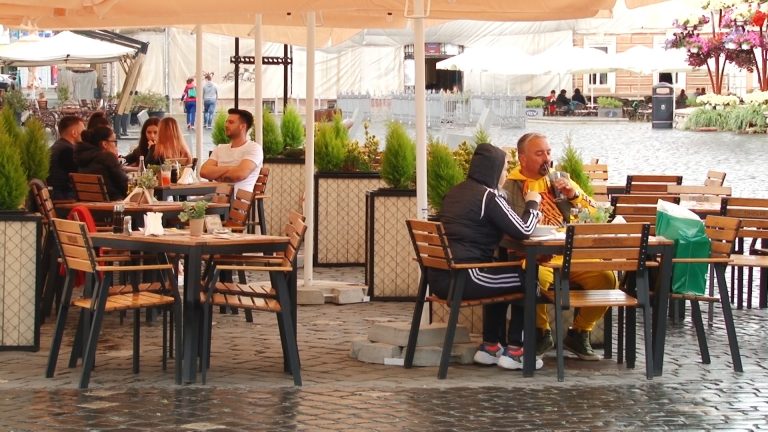 Programul teraselor se va prelungi până la ora 24:00, a anunțat premierul Ludovic Orban