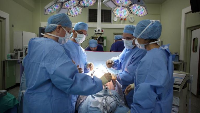 Ministrul Tătaru redeschide de urgență spitalele către toți bolnavii. Pacienții cu boli cronice spun că ,,își așteaptă moartea” dacă nu sunt primiți în spitale