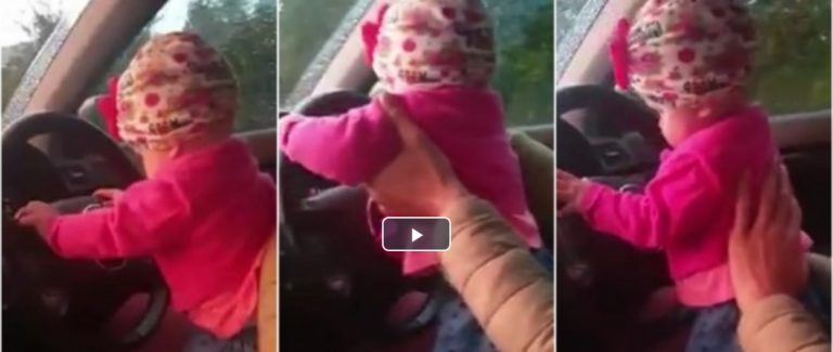 Tată iresponsabil, filmat când îşi pune bebeluşul la volanul mașinii, în timp ce conduce VIDEO