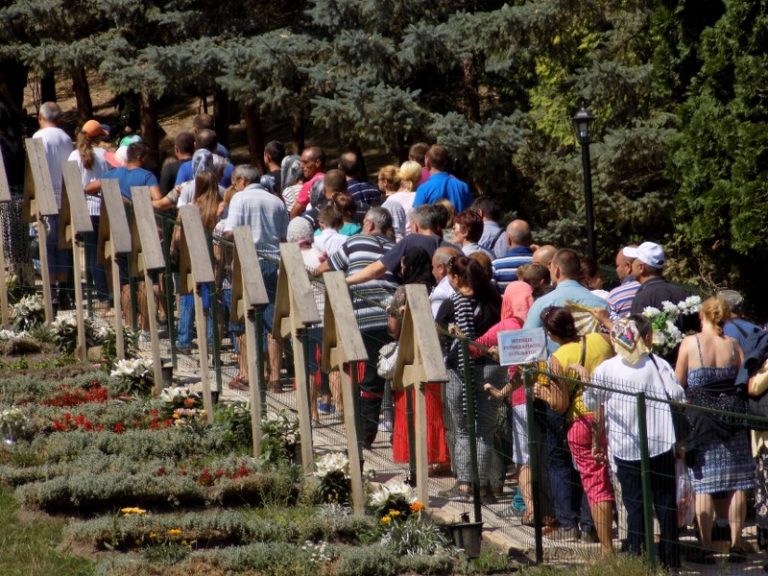 Mii de pelerini s-au înghesuit la mormântul lui Arsenie Boca VIDEO