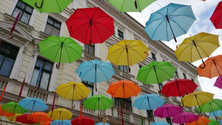 Umbreluțele colorează Timișoara și în pandemie FOTO