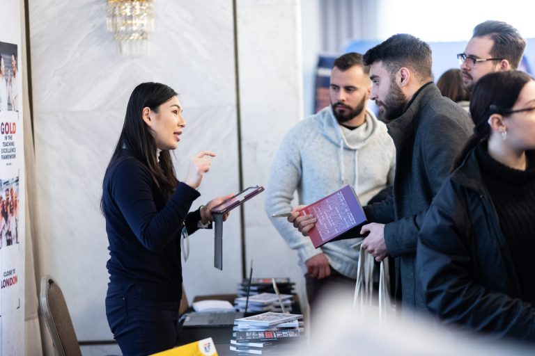 Pe 13-14 iulie, universitățile din UK recrutează din România viitorii studenți. Cum primesc aceștia admiterea pe loc