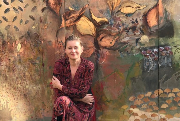 „Mă pictez pe mine, și picturile mele sunt etape din drumul meu”. Interviu cu artista vizuală Nora Blaj