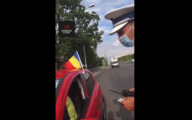 Femeie oprită în trafic de poliţie pentru că a agăţat steagul României pe maşină: „Aţi depăşit gabaritul maşinii“