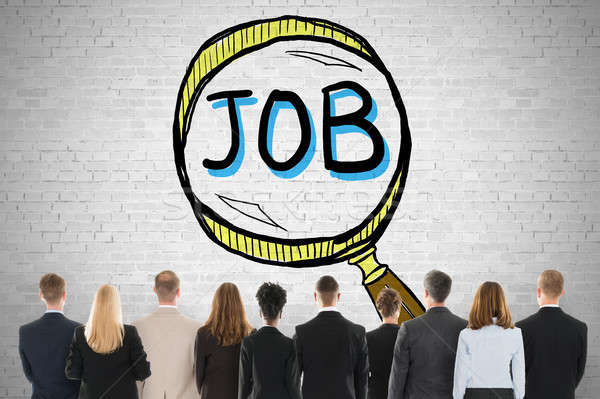 Tot mai mulți români au căutat un loc de muncă luna trecută