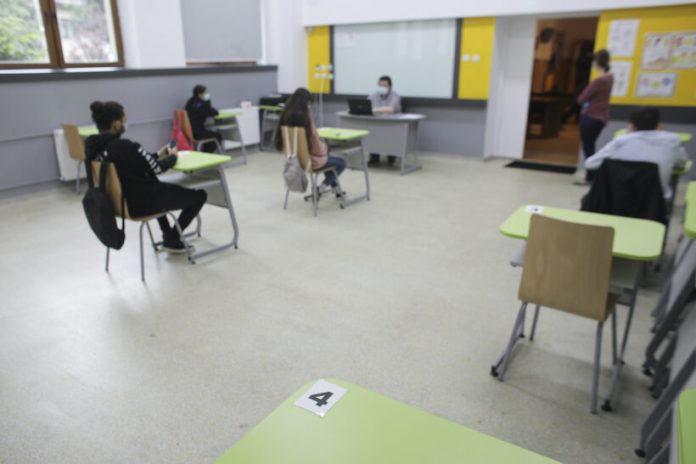 Elevi-in-clasa-la-scoala-distantare-masca-cursuri-ore-covid-Foto-INQUAM-Photos-Octav-Ganea-820x547