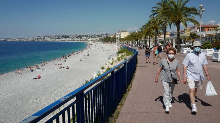 O româncă, primul turist diagnosticat cu COVID-19 în Creta