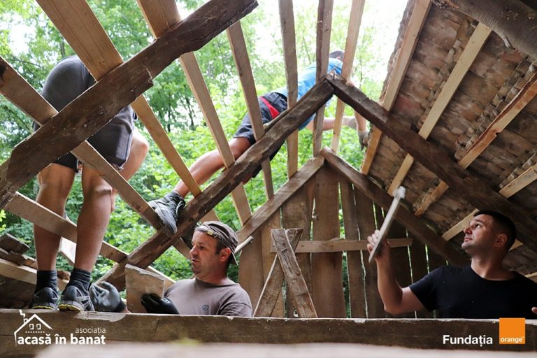 Patru mori de apă din Gârnic arată ca noi datorită voluntarilor „Acasă în Banat” FOTO