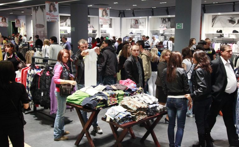 Au furat haine de 14.000 de lei, din cele două mall-uri timișorene. Fiul unui om de afaceri, printre hoți