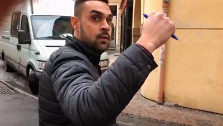 Escroci români, demascați la Praga. Pretindeau că sunt surzi și că strâng bani pentru copiii cu dizabilități VIDEO