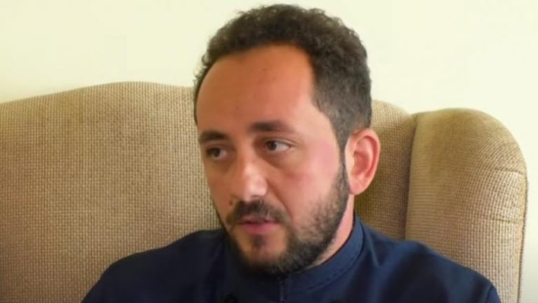 Un preot le cere oamenilor să nu mai creadă în conspirații și să-și vaccineze copiii: „Să terminăm cu prostiile!”