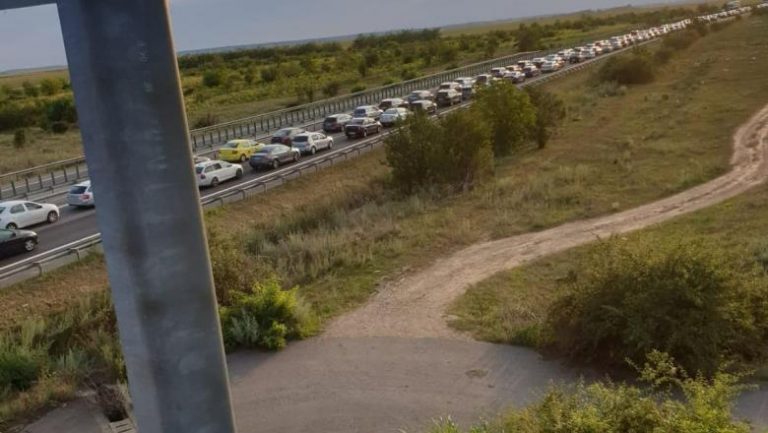 Accident rutier cu trei victime pe autostradă. A fost solicitat un elicopter SMURD