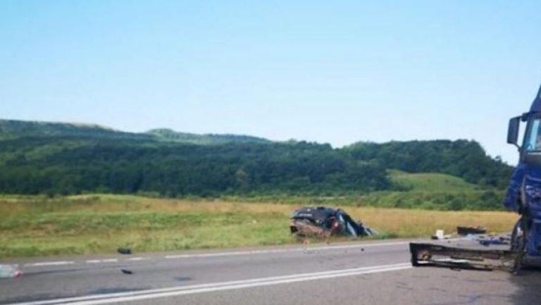 Grav accident. Trei persoane au murit după impactul dintre o mașină și un TIR