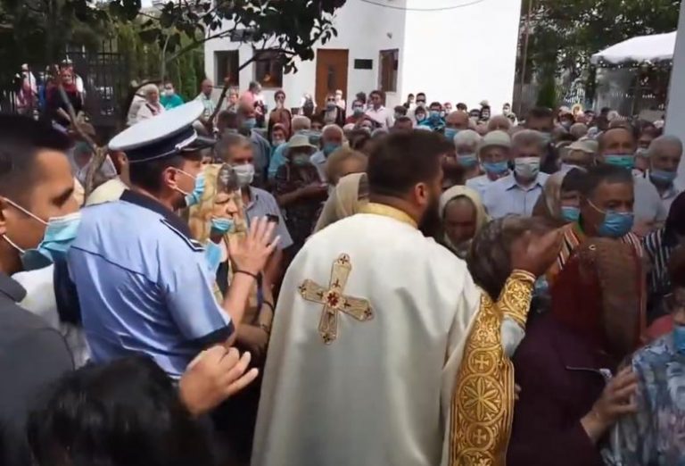 Sute de enoriași s-au înghesuit la biserică pentru un pachet VIDEO