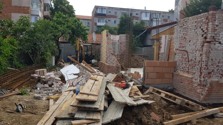 Muncitor, captiv sub un zid prăbușit, la Timișoara