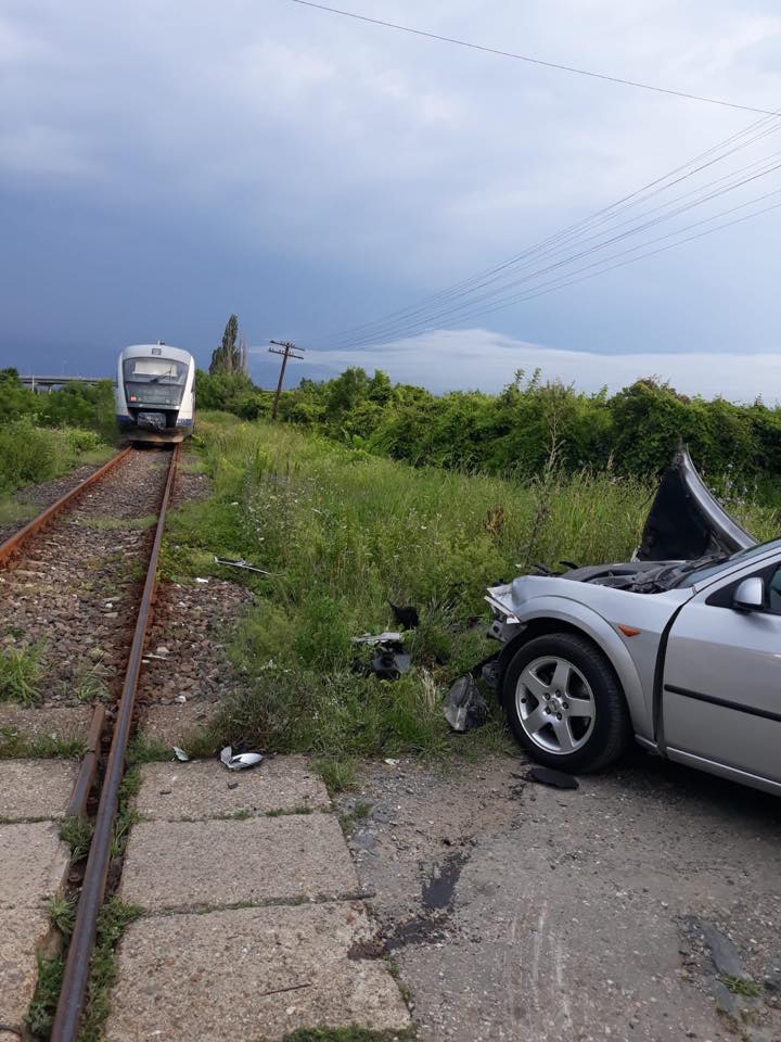 Accident feroviar în Timiș: Mașină lovită de tren cu 33 de călători, la pasajul de cale ferată de la iesirea din Lugoj