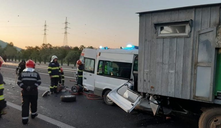 Accident grav, pe autostradă, între Deva și Ilia. O femeie a murit, iar soțul și cei trei copii au ajuns la spital