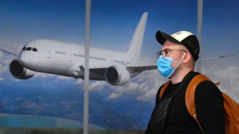Turişti români, testaţi pentru coronavirus pe Aeroportul din Creta. „Am fost înghesuiţi într-un spaţiu de 50 de metri pătraţi”
