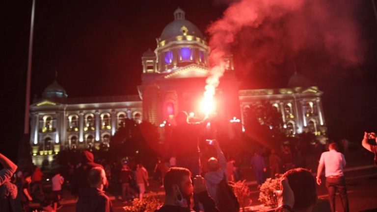 Proteste violente în Serbia după ce preşedintele a luat decizia de a reimpune starea de urgenţă din cauza pandemiei