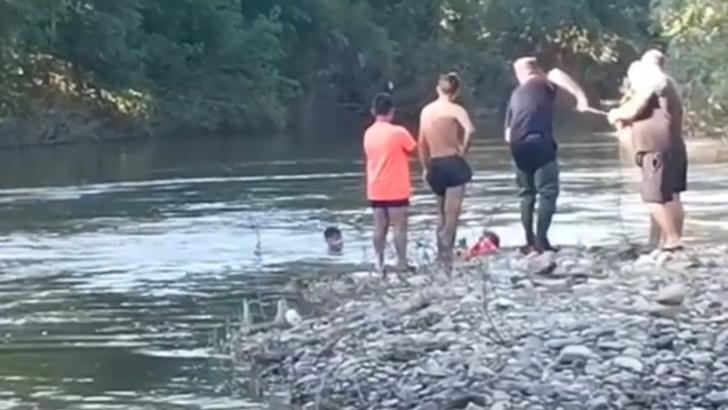 Copil din vestul țării, salvat în ultima clipă de la înec VIDEO