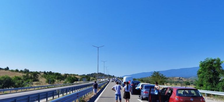 Cozi kilometrice la singurul punct rutier de frontieră funcţional dintre Bulgaria şi Grecia