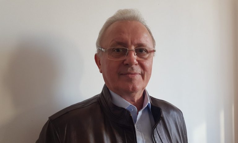 „Am trăit mica revelaţie că trebuie să scriu pentru că n-am alte îndemânări”. Interviu cu poetul Ioan Es. Pop